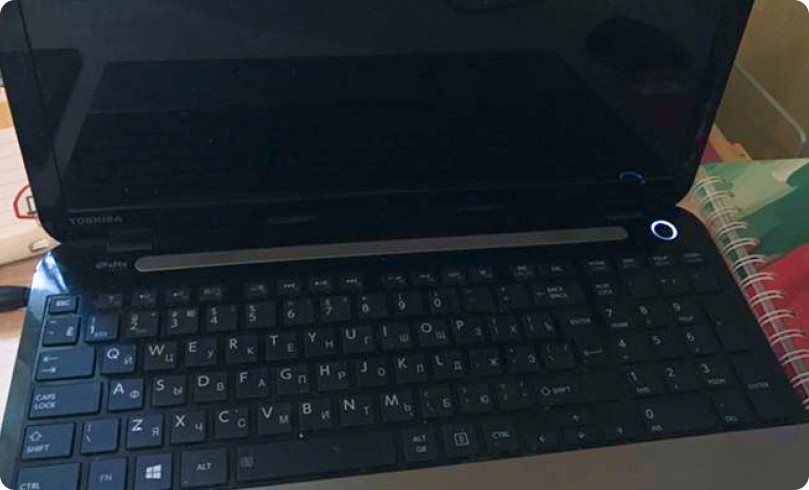 Экран ноутбука черный, но индикаторы горят